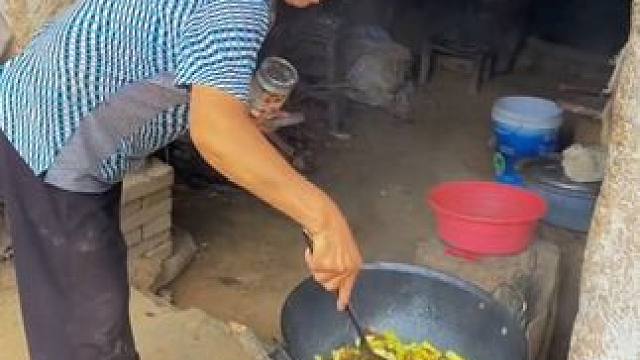 小山村天黑就睡，天不亮就起，不熬夜，没有失眠烦恼，没有任何娱乐聚会，钻到暖暖的被窝睡个安稳觉，简简单