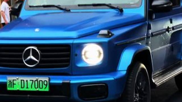 杭州万象城街头惊现一台纯电大G，没有8缸的奔驰大g，就没有了灵魂#奔驰纯电大g #奔驰g580 #d