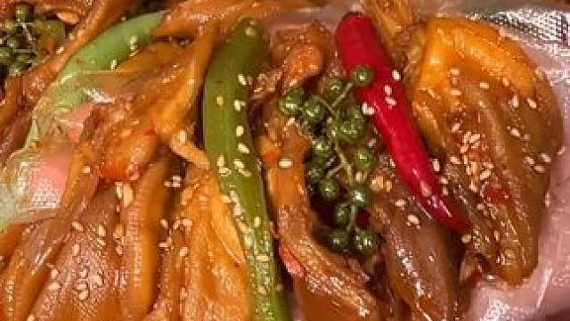 *又脆又嫩的#无骨鸭掌  真的绝了！裹满红油，香香辣辣的超好吃！！ #嘎嘎好吃还不贵 #麻辣冷吃 #