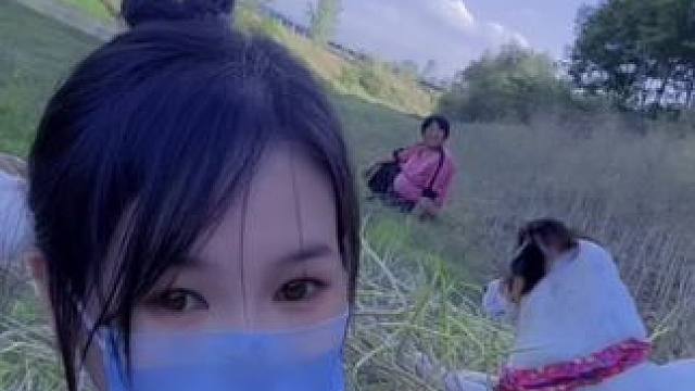 说我“不沾弦”人家放羊你唠嗑
她羊吃饱了，你油菜齐刷刷愣是一颗没倒#回村的生活 #乡愁记忆 #我的乡