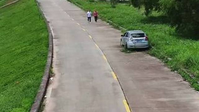 广东一条河边，发现丢弃多年的车辆，已经长满花草，车身锈迹斑斑，挡风玻璃破裂，也不知道发生了什么？#旅