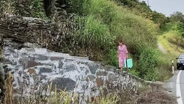 姐姐常年在外打工，每年端午节前也只有我回来看看，看到院子长满的杂草，心酸不已。，。#乡愁记忆 #从小