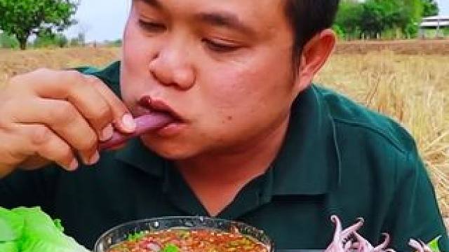 荷叶杆鲜辣酱汁️白灼大鱿鱼 #泰国吃播视频 #泰国大叔 #泰国美食 #泰国生活 #内容启发搜索