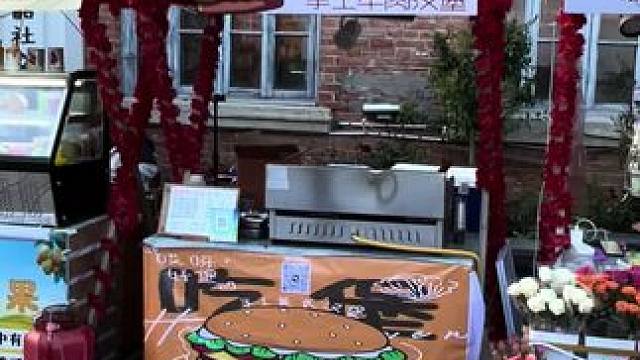 营口老街出摊中 吃汉堡的快来，8点收摊#美式汉堡 #街头汉堡 #麦堡记手工牛肉汉堡