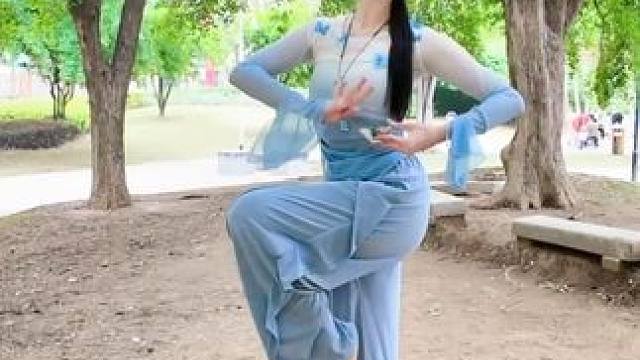 我是人间客，闲来听花落～#寻茶 #古典舞 #舞蹈
#舞蹈翻跳 #国风古韵