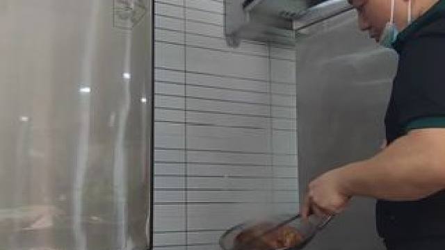 #美食#美食分享#卤味熟食#伍记黑鸭    人间烟火气，最抚凡人心，有家回，有人等，有饭吃，家人闲坐