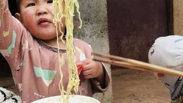 小双三岁半了，还不会使筷子。#农村娃