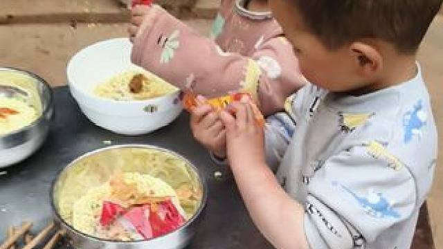 老大给弟弟妹妹发筷子。#农村娃