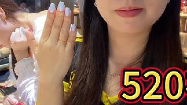 未婚夫给琪琪买第一个金手镯，雯雯陪着选半天，最后还是选这个 #vlog日常 #vlog日常 #黄金 