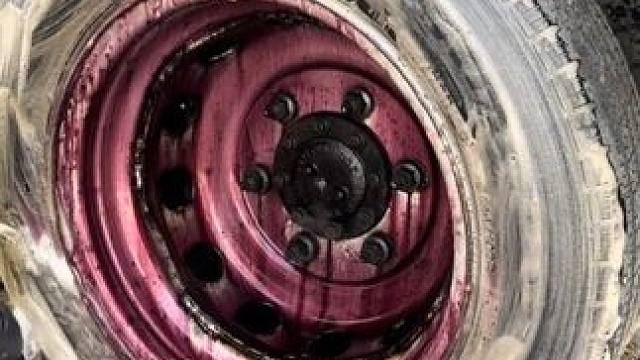 刹车产生的铁粉会吸附在轮毂和漆面上，要及时清理，不然会氧化轮毂和腐蚀漆面#汽车好物 #清洗轮毂