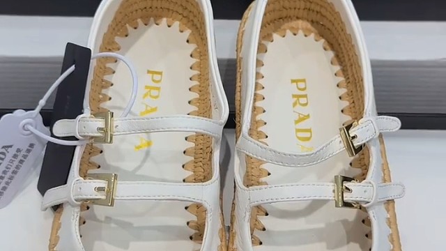 prada草编渔夫鞋|||最新款，纯手工编织。
prada prada芭蕾舞鞋 prada25ss