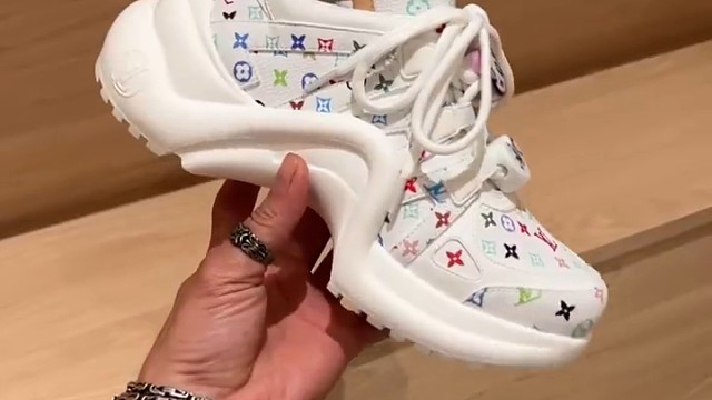 LV老爹鞋绝绝子！穿上秒变时尚icon|||姐妹们！今天必须给你们安利一双神仙鞋——LV老爹鞋！