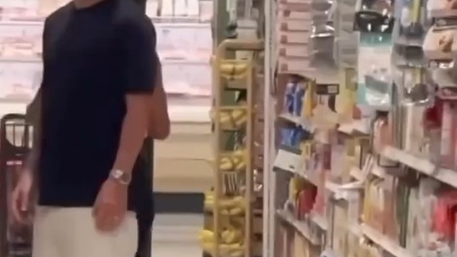 梅西儿子超市欲购买玩具