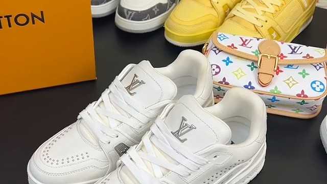 上脚就被焊住的小白鞋trainer 白铆钉百搭小白鞋 将小白鞋进行到底 白色穿搭 trainer