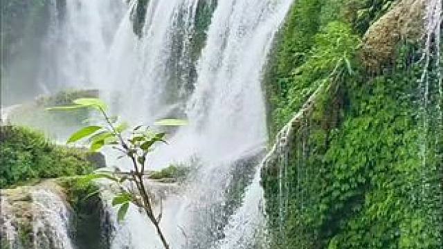 德天瀑布地处与越南交界的边境线上，为亚洲最大的跨国瀑布。