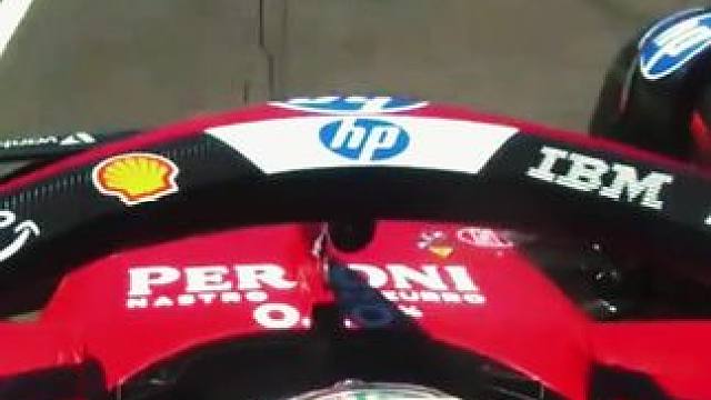 当F1赛车高速行驶时，空气流经头盔会产生一定的升力，使头盔有被向上拉的趋势，对车手的颈部造成拉扯。#