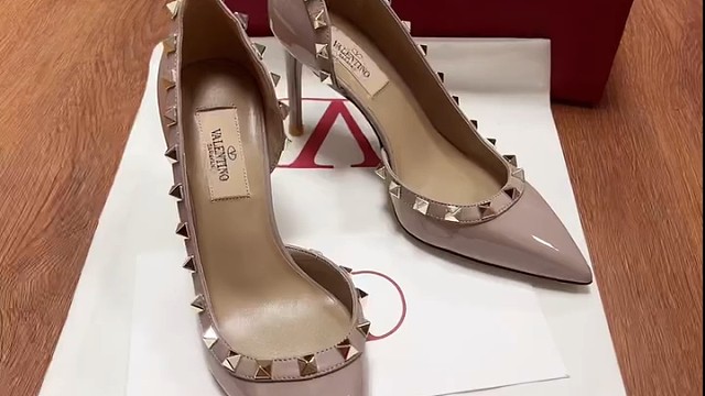 女生到了一定的年龄追求的高级的质感！新款vt铆钉高跟鞋
精致又高级懂女人心的高级感 华伦天奴铆钉高跟