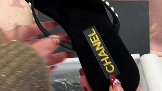 Chanel 25c的美丽鞋子们 宝子们，今天必须给大家种草一下Chanel这双黑色丝绒珍珠钻饰lo