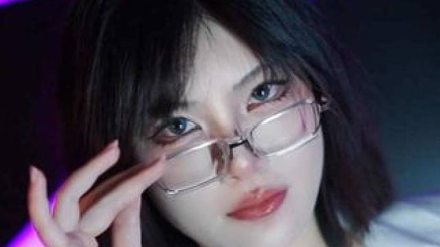 人真的会在某一瞬间，一阵风带走所有的执念。#霓星#悄悄炸街#霓星追光电摩