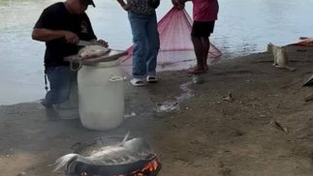 哈哈东南亚炸鱼姐来了 #东南亚美食 #我的乡村生活 #户外烹饪 #东南亚矮子老婆 #越南美食