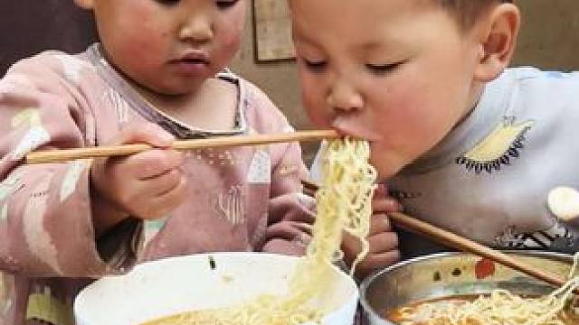 小双今天对大双挺好。#农村娃