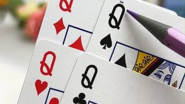 全新窄版掼蛋专用扑克牌，独特的同花标记，一眼就能看出同花顺， 大大节省组牌理牌时间，创新窄版尺寸，全