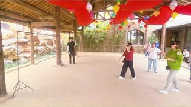 蒙眼敲锣 #蒙眼敲锣 爆笑跑偏现场，趣味游戏推荐之蒙眼敲锣，#蒙眼挑战#团建游戏#游戏智囊#传统游戏