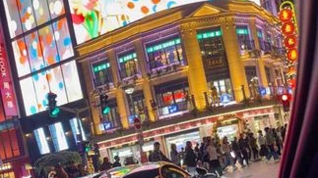 小小小酷哥又开着布加迪，带着他心爱的小仙女来逛南京东路了，路人应该都一次见这车吧，回头率直接拉满#小