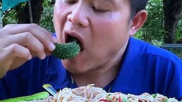 泰式️鲜辣凉拌米粉清脆小苦瓜 #泰国吃播视频 #泰国大叔 #泰国美食 #泰国生活 #内容启发搜索