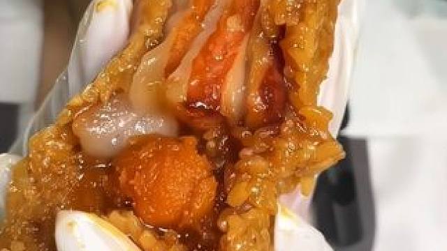 嘉兴大肉粽，咸香咸香的，个大馅足，足足半斤重 #粽子 #五花肉 #端午节