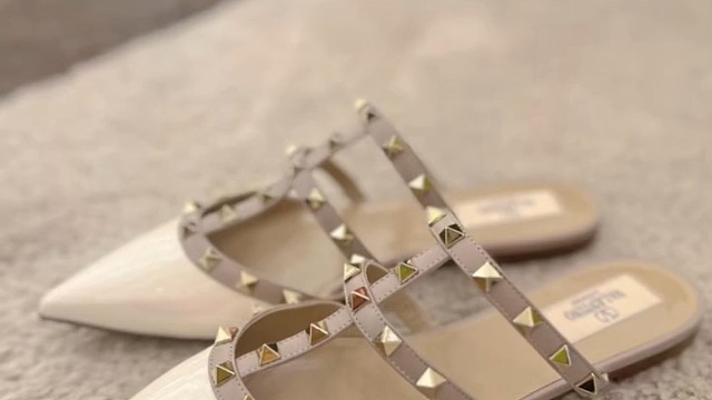 华伦天奴经典铆钉半拖 时尚必备单品valentino 华伦天奴 华伦天奴拖鞋 拖鞋穿搭 时髦单品 夏