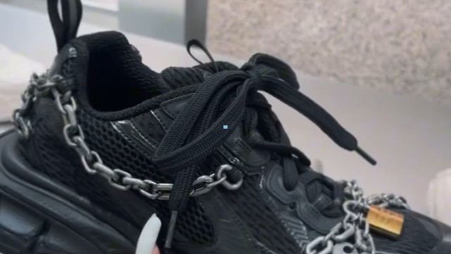 巴黎世家3XL 新款️巴黎世家 Balenciaga
街头感十足的同时又有点朋克
又一个时髦单