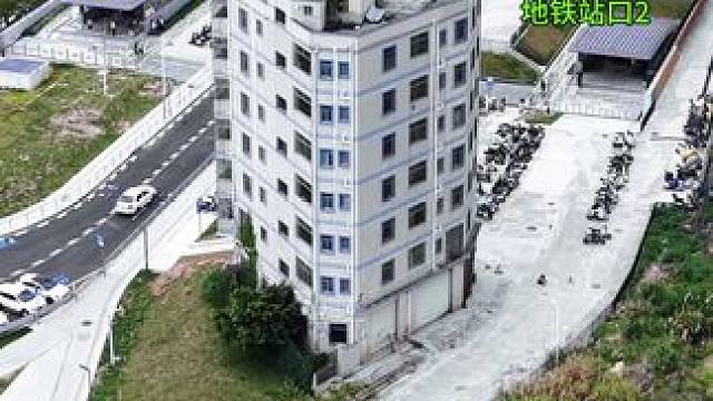 深圳龙岗最牛的房子，坐拥两个地铁站口，屋主拒绝巨额补贴，宁可住在这里也不愿搬走，你觉得值吗？#旅行推