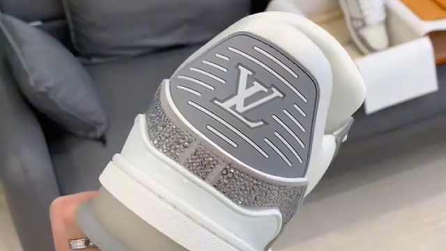 这条鞋秒杀我所有的喜欢！鞋柜里必须有的一双鞋 帅气的鞋子 穿上脚回头率百分百 神仙鞋子 没想到这双鞋