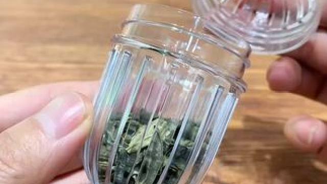 花茶球 喜欢喝茶的朋友，用这个花茶球，这样喝茶，就不会喝到茶叶了#茶漏  #泡茶的正确方法  #泡茶