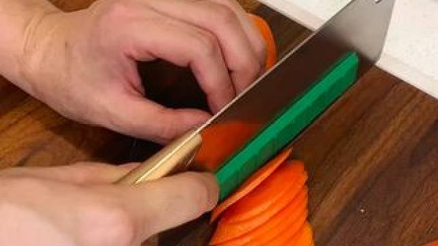 吸切菜不沾刀神器 平时切片还是切丝，磁吸切菜不沾刀神器，切菜不仅方便，还节省不少时间#厨房好物  #