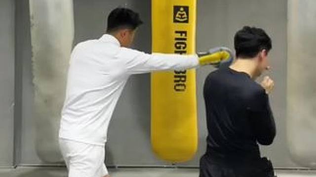 还不会拳击躲闪，那就跟着我练吧！