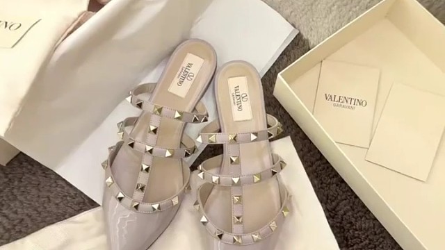 华伦天奴经典铆钉鱼骨凉拖 简直不要太美～～～百搭又好穿 裸色很温柔～～～女士凉鞋 尖头平底鞋 仙女的