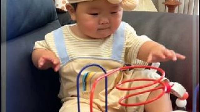 宝宝会坐就能玩益智绕珠玩具啦，锻炼手部精细动作，促进大恼发育，还可以培养专注力，一坐就是半天#益智玩