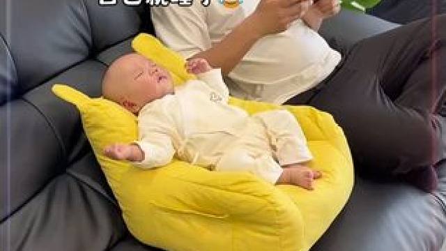 爸爸给宝宝买的这个小沙发，他真的太喜欢了，平时喝奶玩玩具在上面靠着很舒服，不愿意下来了，这个尺寸用到