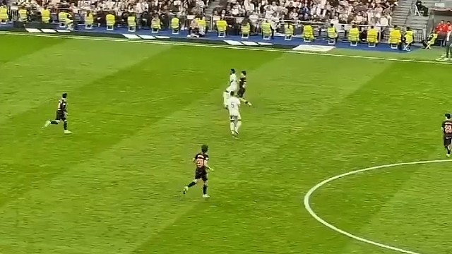 比起在巴黎感觉步伐沉重不少 是变高还是增肌了