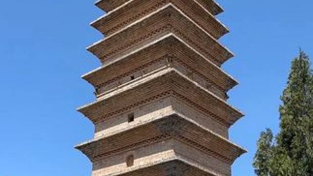 古塔通高约30米，共十四层，三圣瑞现塔位于山西陵川县积善村， 始建于隋仁寿元年，金大定六年，舜都骷髅