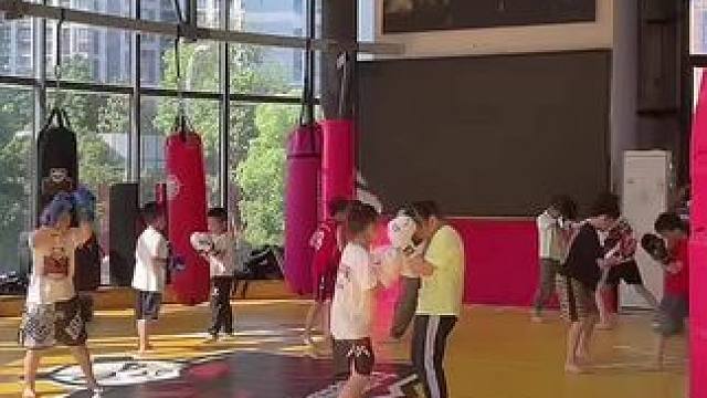 不要让手机害了他，多运动，变得阳光，自信，有活力