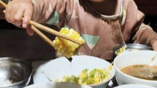 今天煮包谷吃。#农村娃