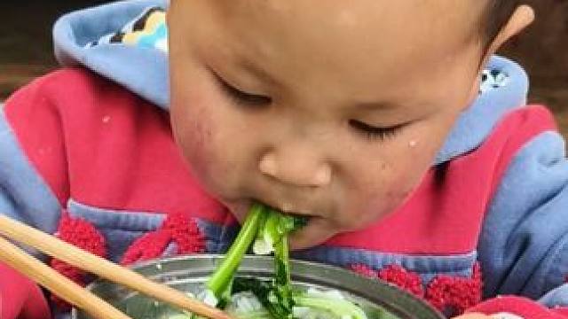 大双喜欢吃白菜。#农村娃