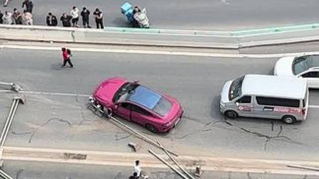 撞翻几十米栏杆太牛逼了#事故现场 #小米su7