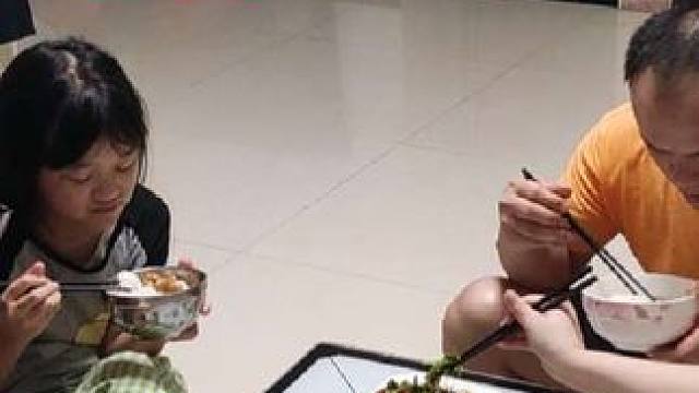 爸爸兑现了给若兮的诺言 收到巨额零花钱的若兮开心飞起了 #记录真实生活 #零花钱 #幸福