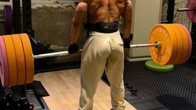 原生感受下备赛最后阶段的硬拉#硬拉 很累但是强度一样不能小#备赛 #私教一对一