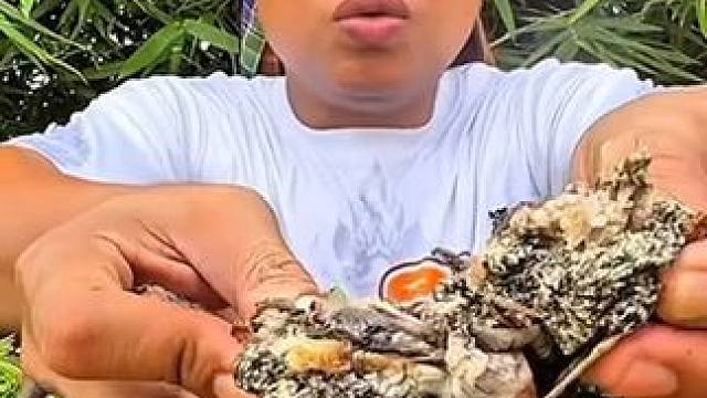 酸辣️木瓜丝炭烤蛋蛋蛙 #美食 #泰国美食 #户外美食 #内容启发搜索