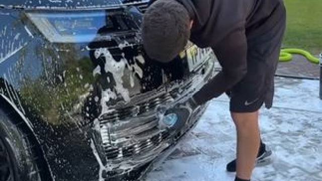 顽固镀膜型油膜非常难处理，很多人因此会对产品产生误判，其实多打磨一会儿就会解决，实在嫌累就可以上设备